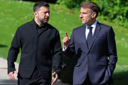 Macron și Zelenskyy surprinși de cameră discutând strategii pentru a-l aborda pe Trump.