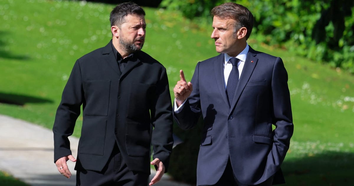 Macron si Zelenskyy surprinsi de camera discutand strategii pentru a l aborda pe Trump