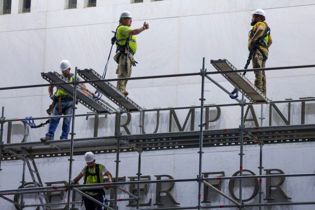 Numele lui Trump a fost scos din Centrul Kennedy