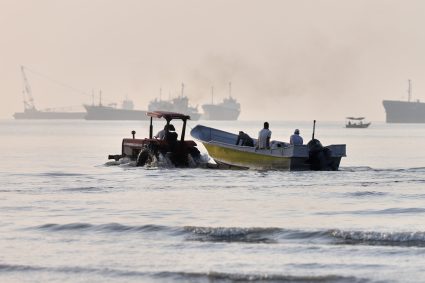 „Pachet VIP”: Administrația Trump analizează modalitățile de a stimula trecerea mai multor petroliere prin strâmtoarea Hormuz.