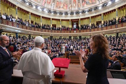 Papa Leo susține integrarea migranților, criticând partidele de dreapta din Spania.