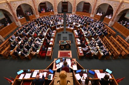 Parlamentul ungar adoptă o limită de mandat de 8 ani care ar preveni revenirea lui Orbán