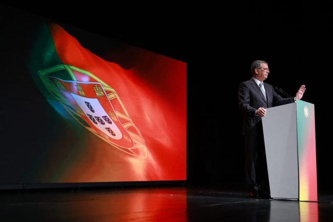 Presedintele Portugalei a refuzat legea ce interzice steagurile ideologice