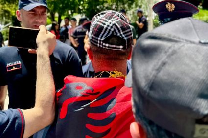 Protestatarii și poliția se ciocnesc în Albania, la o zi după vizita eurodeputaților.