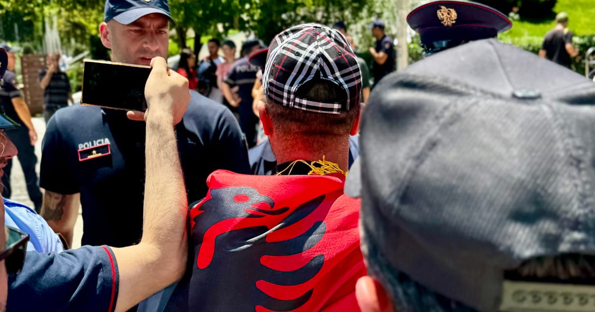 Protestatarii si politia se ciocnesc in Albania la o zi dupa vizita eurodeputatilor