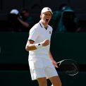 Sinner isi face debutul cu o victorie in cinci seturi la Wimbledon 2026 dupa un meci dificil cu Kecmanovic Liderul mondial condus cu 2 1 la seturi