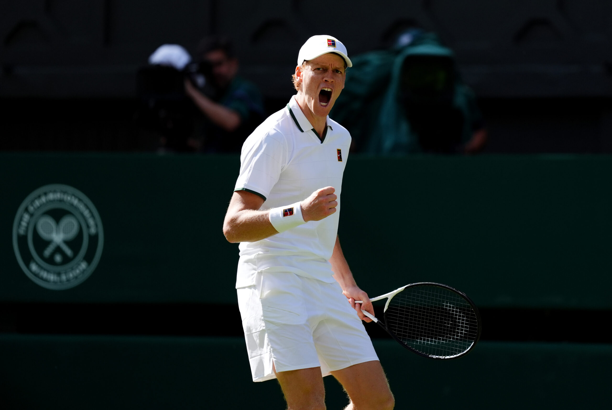 Sinner isi face debutul cu o victorie in cinci seturi la Wimbledon 2026 dupa un meci dificil cu Kecmanovic Liderul mondial condus cu 2 1 la seturi