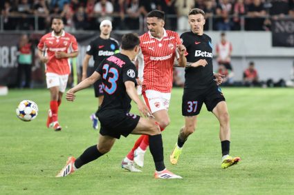 Bursa Transferurilor: FCSB riscă să-l piardă pe Tănase, Dinamo a transferat un atacant din Norvegia, Rapid a achiziționat un internațional român de 20 de ani, Craiova a adus un jucător jamaican, iar Petrolul face schimbări în echipă.