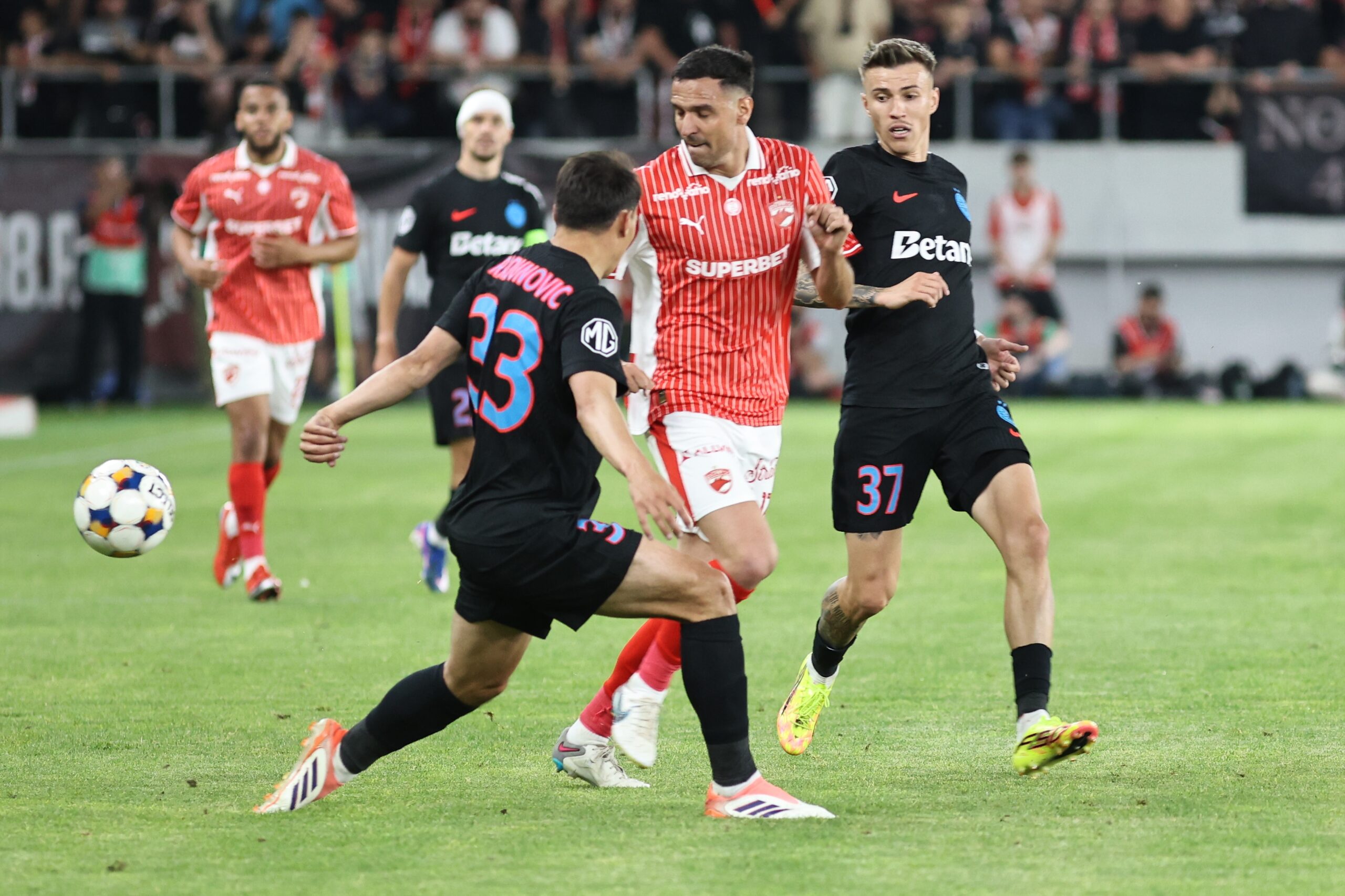 bursa transferurilor fcsb risca sa l piarda pe tanase dinamo a transferat un atacant din norvegia rapid a achizitionat un international roman de 20 de ani craiova a adus un jucator jamaican iar petrolul face schimari in echip