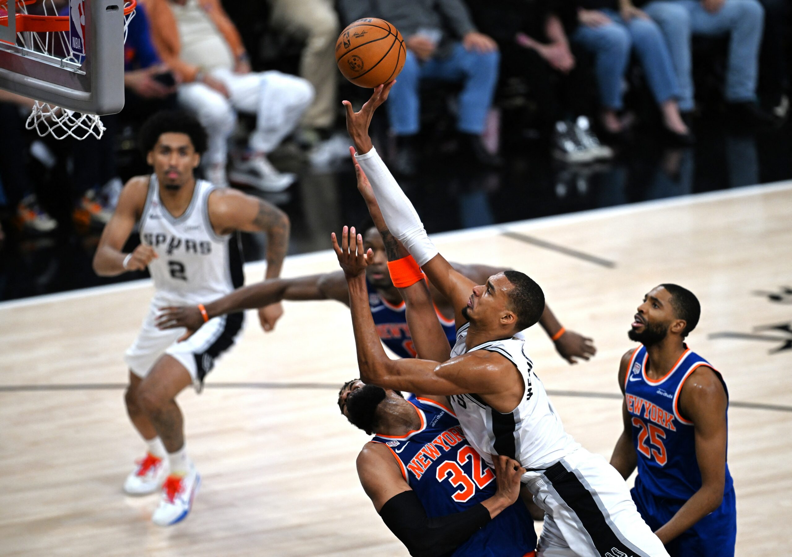 sub privirile lui trump new york knicks pierde meciul 3 al finalei nba in fata celor de la san antonio spurs glamu seriei de victorii se opreste la 13