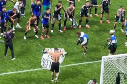 Argentina riscă sancțiuni din partea FIFA după un gest făcut imediat după victoria împotriva Angliei. Mesajul care a generat controverse.