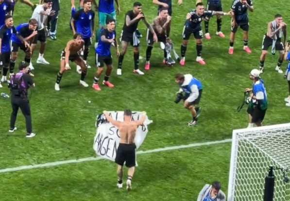 Argentina risca sanctiuni din partea FIFA dupa un gest facut imediat dupa victoria impotriva Angliei Mesajul care a generat controverse