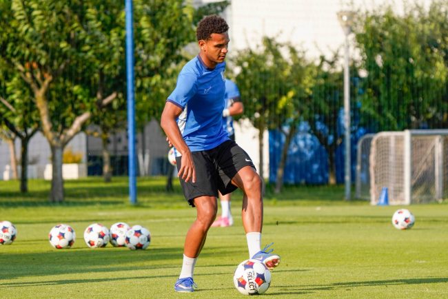 Bursa Transferurilor Farul Constanta doua transferuri intr o singura zi Rapid confirma sosirea lui Senciuc Corvinul Hunedoara continua sa faca transferuri