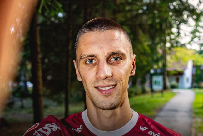 CFR Cluj a transferat un mijlocas defensiv bosniac Igor Savic a semnat cu fostul vicecampion