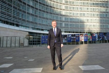 Comisia Europeană evaluează oportunitatea trimiterii oficialilor pentru a colabora în alte state.