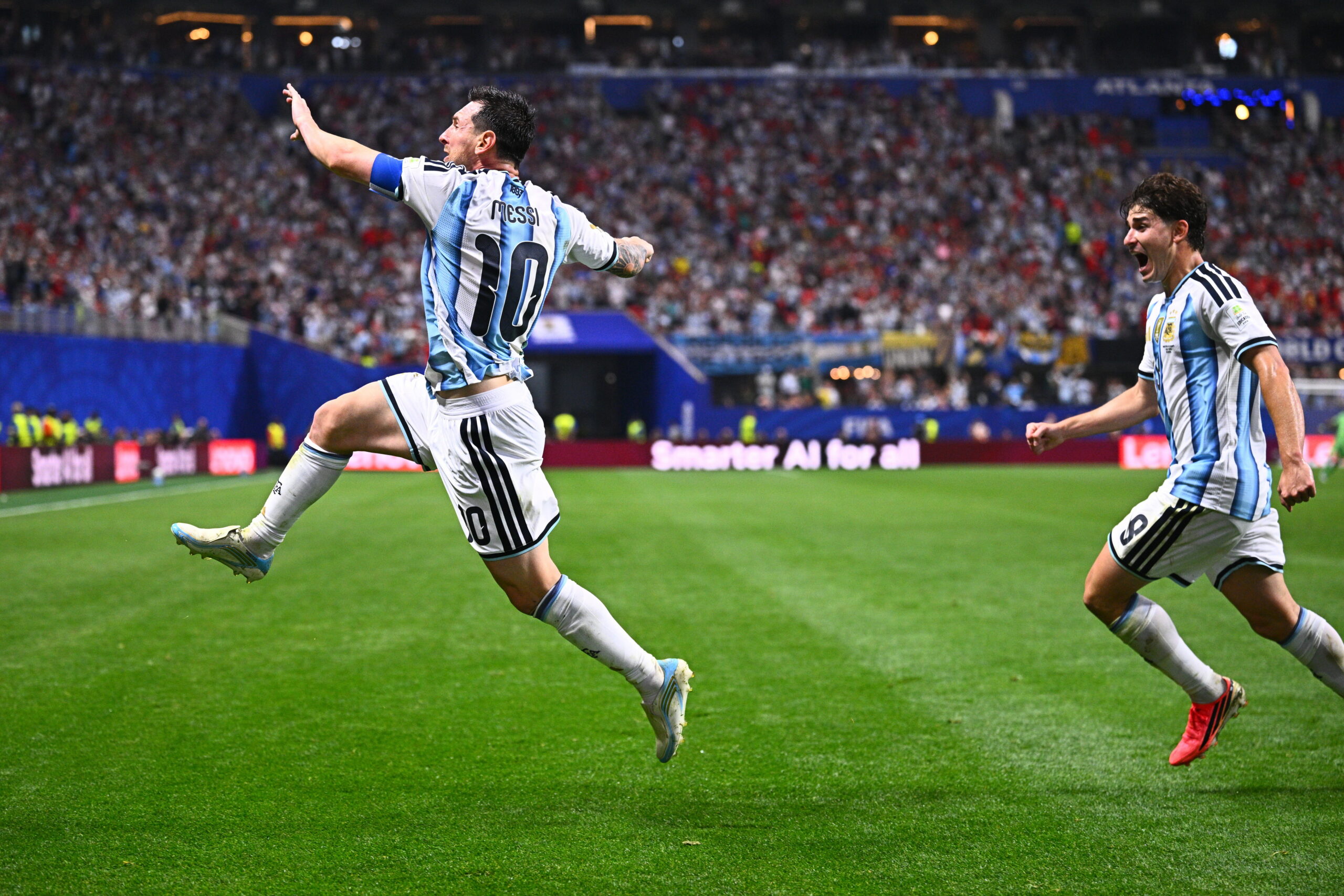 FIFA va vinde iarba de pe stadionul finalei Cupei Mondiale cu 450 de dolari pe bucata