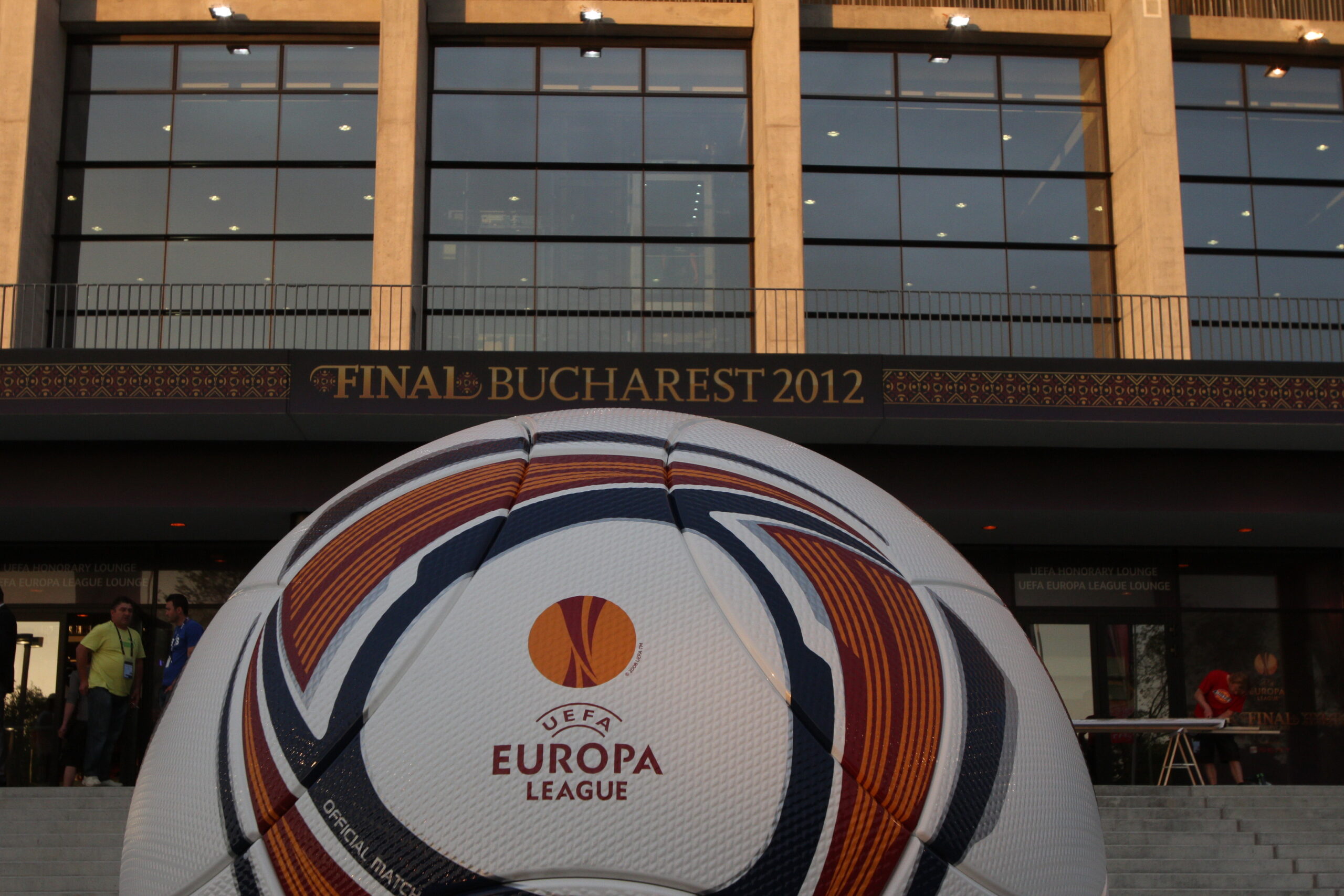Guvernul sprijina candidatura Romaniei pentru gazduirea finalei Europa League din 2028 sau 2029