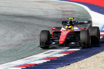 Lewis Hamilton câștigă pole position pentru cursa Sprint de la Silverstone în Formula 1. Pilotul Ferrari îl depășește pe liderul clasamentului general cu 11 miimi.