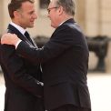 Macron ii acorda lui Starmer Legiunea de Onoare ca un cadou de ramas bun