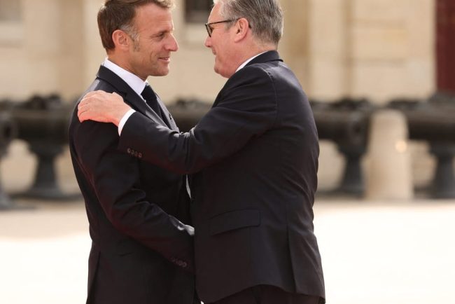 Macron ii acorda lui Starmer Legiunea de Onoare ca un cadou de ramas bun