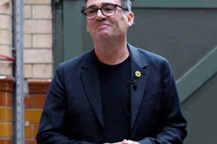 Marca lui Andy Burnham, cunoscută pentru tricourile sale, urmează să fie testată.