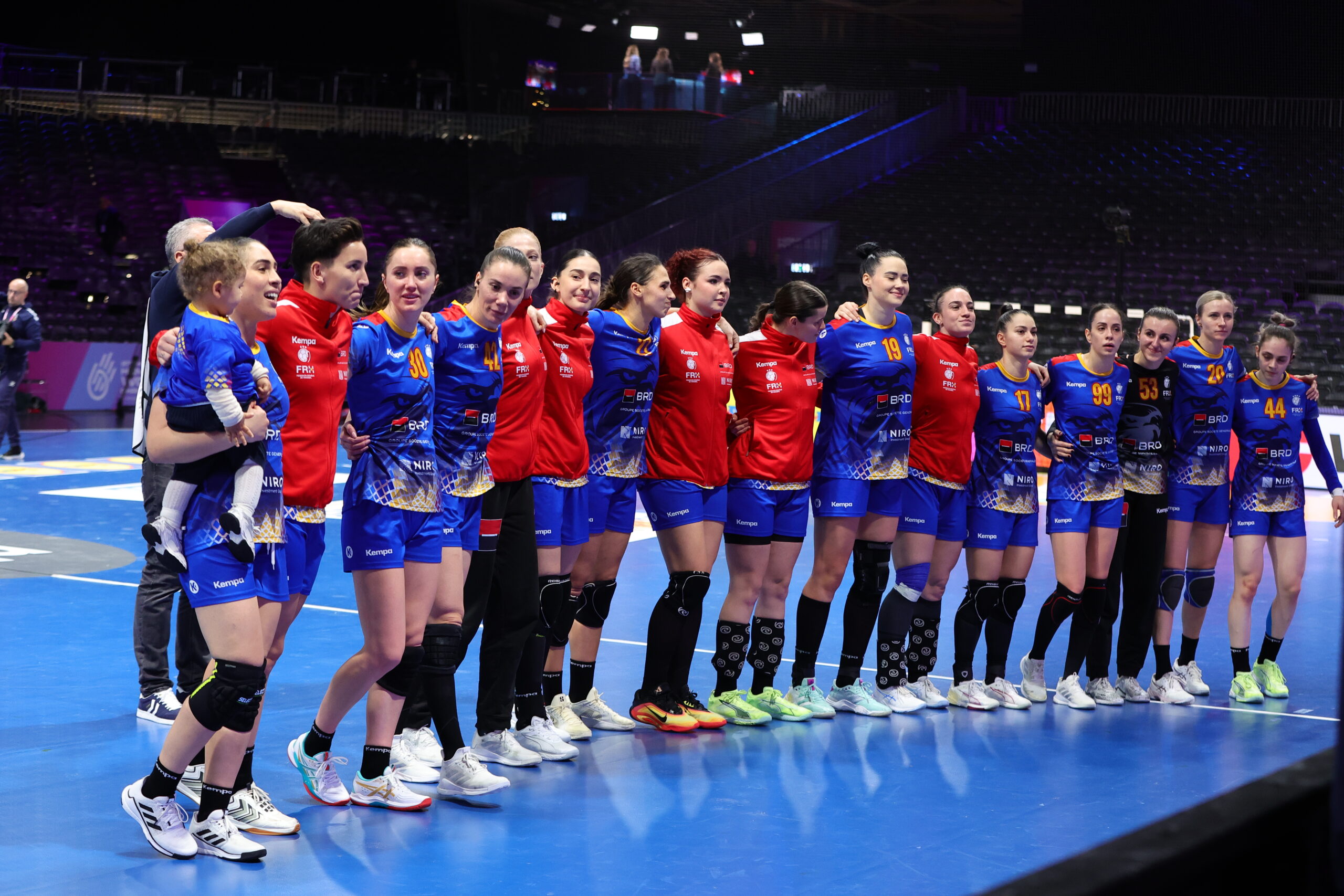 Orele meciurilor de la turneul final EHF EURO Cup la handbal feminin care se desfasoara la Bucuresti au fost stabilite Romania joaca impotriva Danemarcei in semifinale