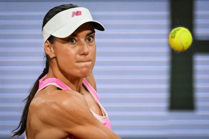 Sorana Cîrstea s-a calificat în turul al doilea la Wimbledon după o victorie în două seturi împotriva Sarei Bejlek.
