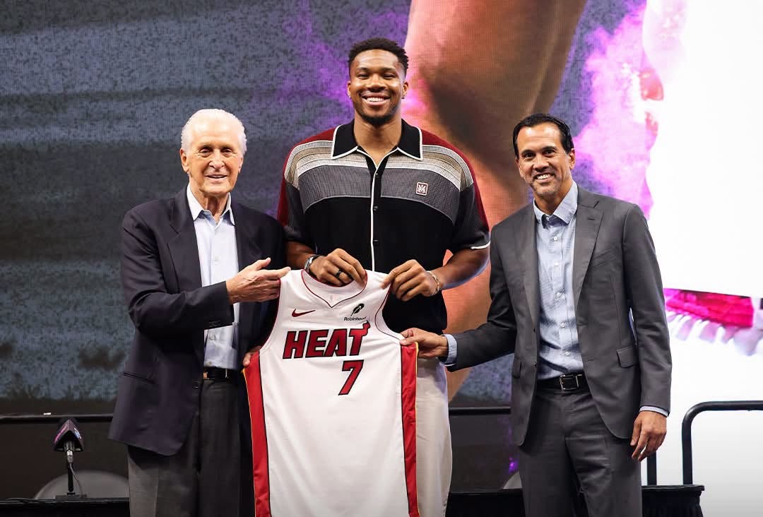 Starul grec din NBA Giannis Antetokounmpo prezentat la Miami Sunt hotarat sa castig un nou titlu