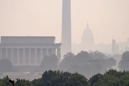 Trump acuză Canada în timp ce fumul incendiilor invadează cerurile SUA