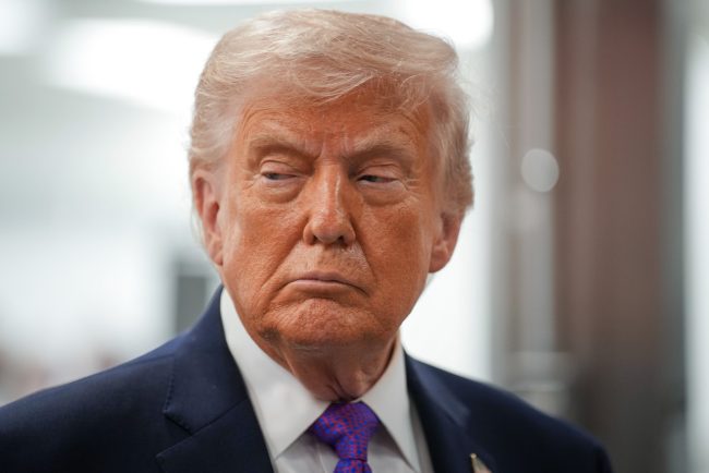 Trump anunta ca va introduce taxe pe medicamentele generice incepand din august 2028