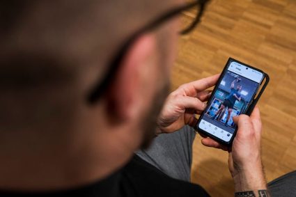 UE amenință Instagram și Facebook cu sancțiuni dacă nu își modifică designul adictiv