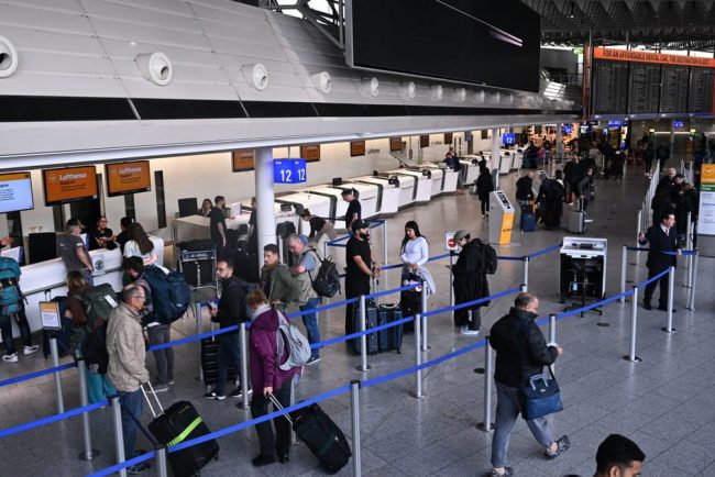 UE lanseaza o initiativa pentru a reduce aglomerarea de la aeroport provocata de noul sistem biometric