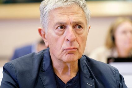 Sondajele arată că fostul europarlamentar ce investigase Pegasus a fost hack-uit cu Pegasus.