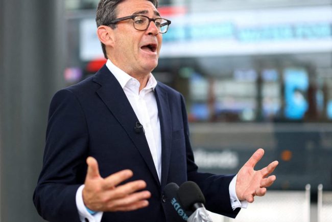 Andy Burnham nu se simte jenat de interactziunea cu un impersonator al consilierului lui Trump