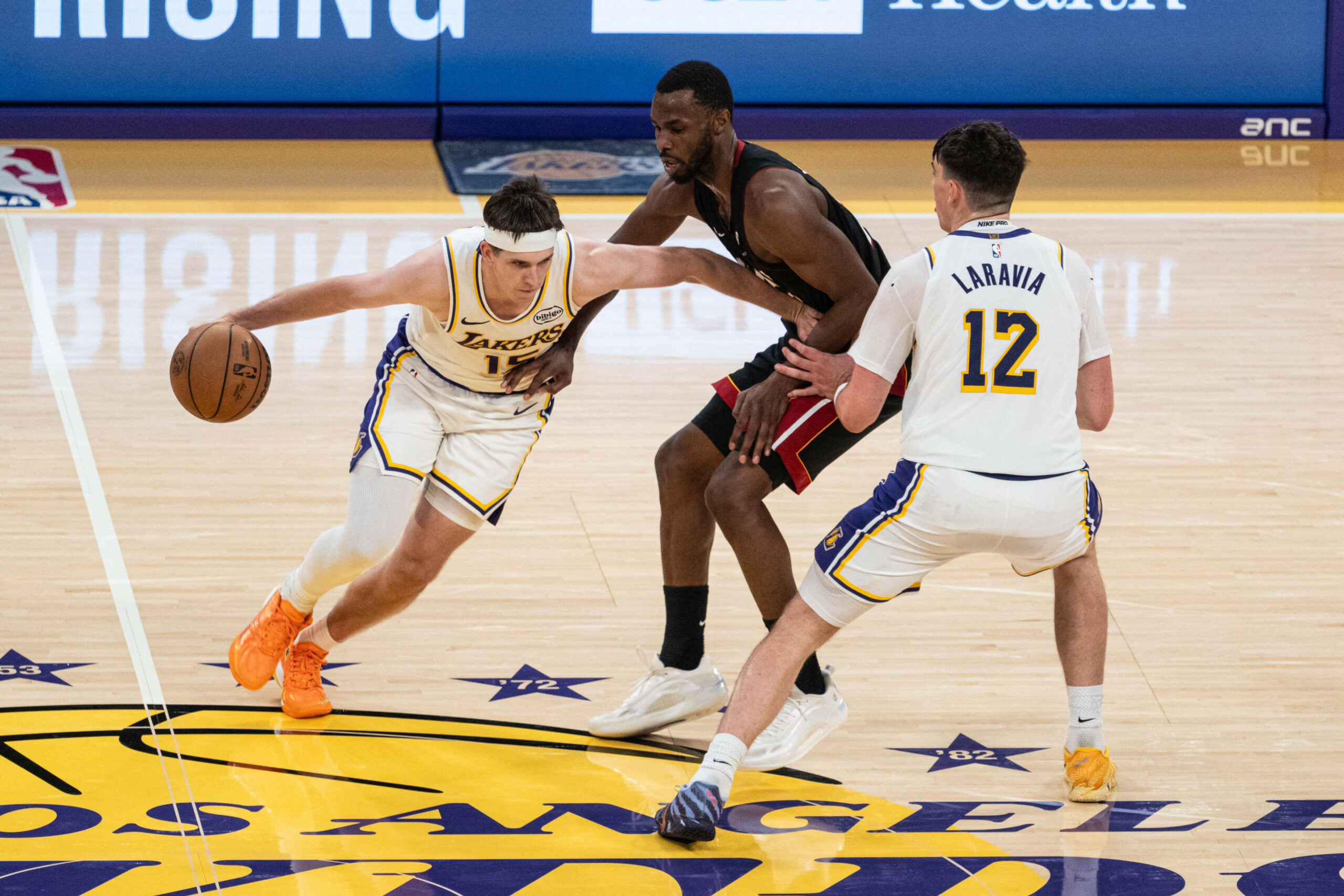Los Angeles Lakers vanduti lui Josh Kushner si Bob Iger pentru 125 miliarde de dolari un record in NBA