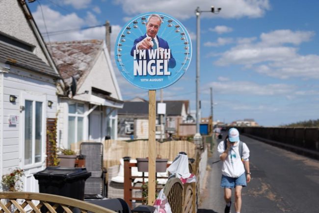 Nigel Farage se afirma ca erou al comunitatii in efortul de a castiga Clacton