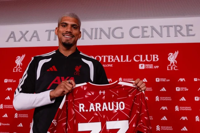 Oficial Liverpool il imprumuta pe Ronald Araujo de la FC Barcelona pentru sezonul 20262027