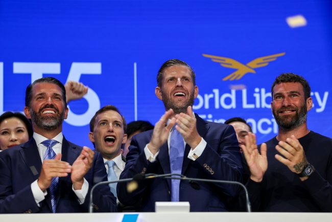 Regulatorul desemnat de Trump aproba licenta bancara pentru o companie de criptomonede asociata cu Trump