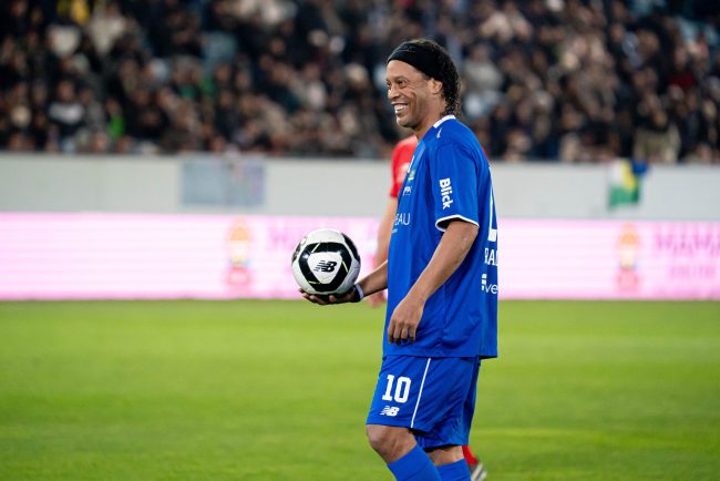 Ronaldinho se intoarce pe teren la 46 de ani si viseaza la cel de al 300 lea gol al carierei