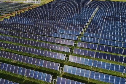 Trump anunta taxe asupra unui component de baza pentru panourile solare si semiconductori