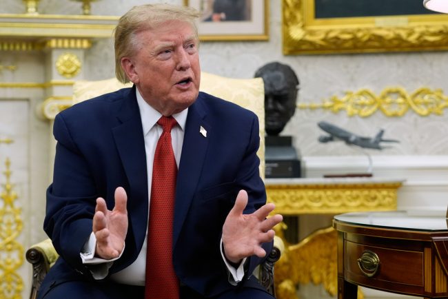 Trump minimizeaza ingrijorarile legatede schimbul de replici dintre Burnham si imitatorul sau Wiles