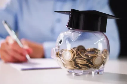 Burse de 4.000 de lei pe lună pentru 500 de persoane. Criteriile de eligibilitate