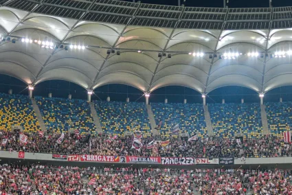 Incidente la Dinamo-Farul. O torță a lovit două persoane în tribuna dinamoviștilor