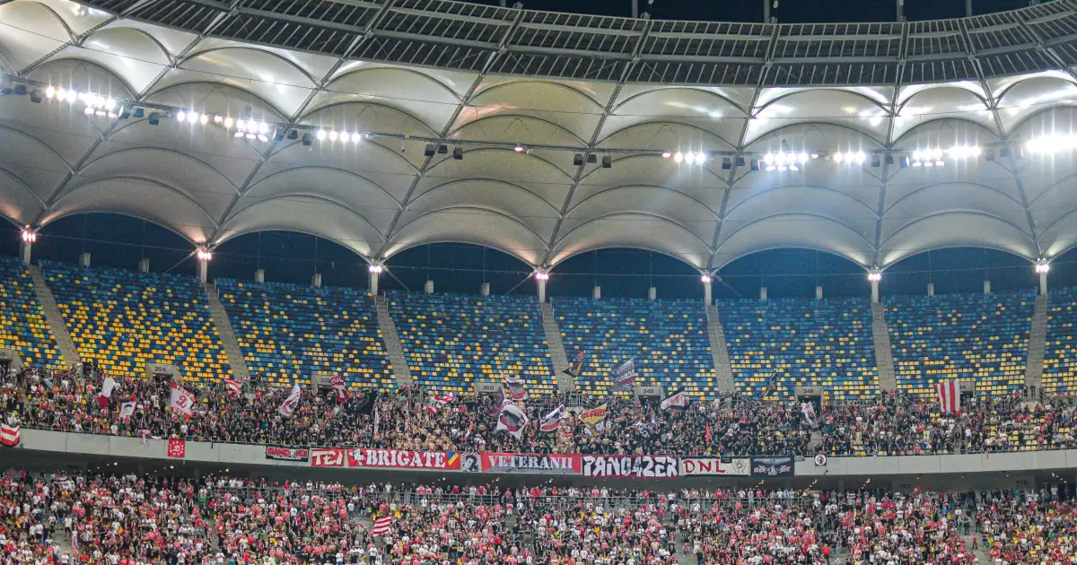 Incidente la Dinamo-Farul. O torță a lovit două persoane în tribuna dinamoviștilor