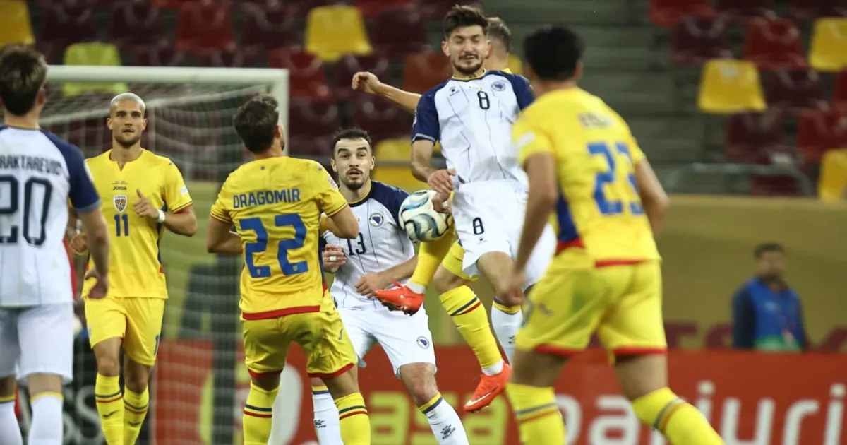 România-Bosnia 1-3 la pauză: 45 de minute de chin și o defensivă demolată