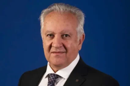 Timișorean conduce o organizație științifică internațională. A lucrat la Rolls-Royce