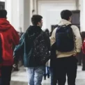 Uniforme obligatorii în școlile de stat. Proiect adoptat de Comisia de Învățământ