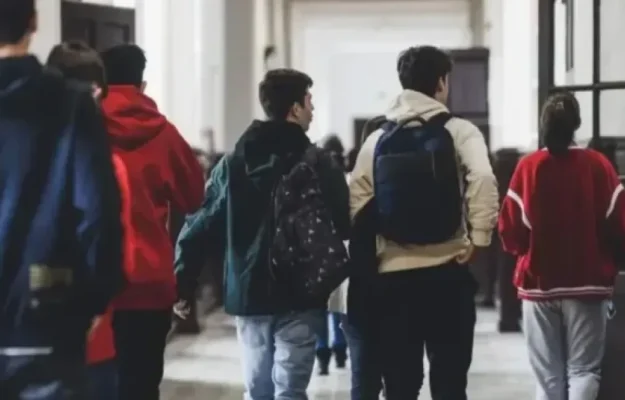 Uniforme obligatorii în școlile de stat. Proiect adoptat de Comisia de Învățământ