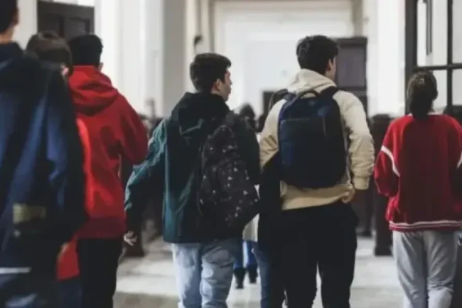 Uniforme obligatorii în școlile de stat. Proiect adoptat de Comisia de Învățământ