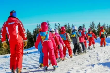 Vacanța de schi din 2027 stabilește zilele libere ale elevilor în funcție de județ